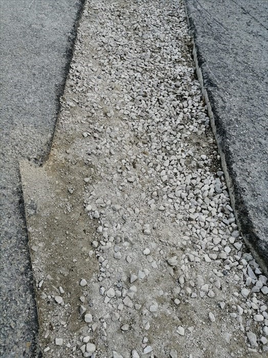 ​Buche pericolose causa lavori per cambiare un tubo dell'acqua: "Strada dissestata da un mese"