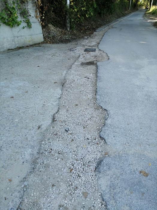 ​Buche pericolose causa lavori per cambiare un tubo dell'acqua: "Strada dissestata da un mese"