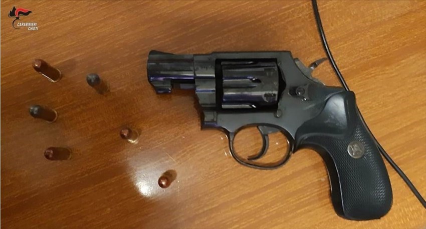 28enne domiciliato a San Salvo trovato in possesso in una pistola rubata