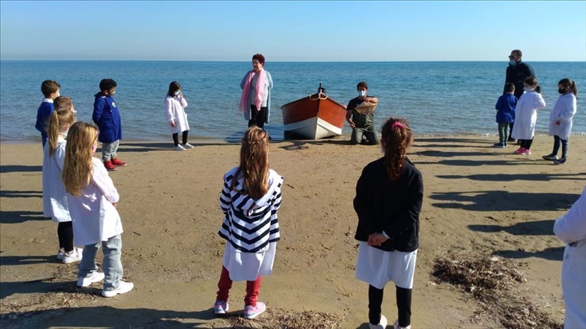 Scuola in riva al mare per la seconda C della Spataro con il progetto "InSabbiaMenti"