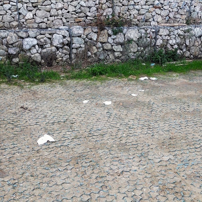 "Mascherine, cartacce e resti di preservativi abbandonati nel parcheggio a Casarza"