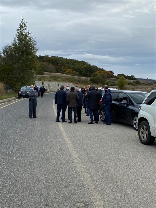 Sindaci, amministratori e cittadini bloccano il viadotto Bovara, «Basta con queste strade»