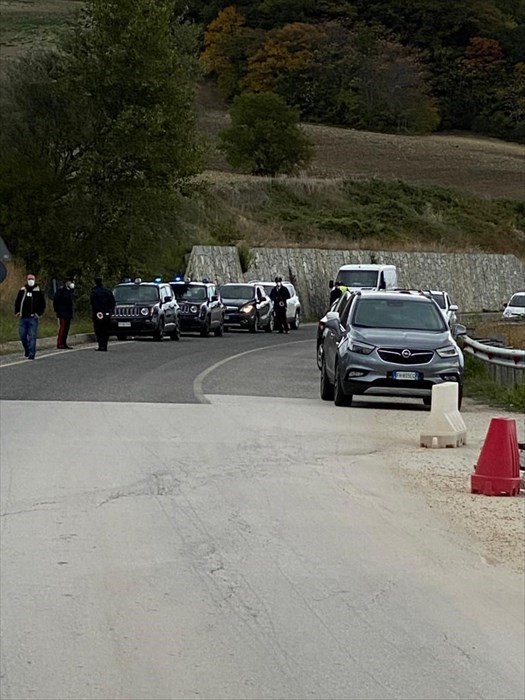Sindaci, amministratori e cittadini bloccano il viadotto Bovara, «Basta con queste strade»