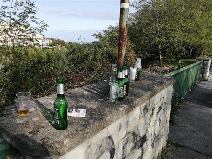 ​"San Nicola è un bar a cielo aperto: bottiglie e bicchieri colmi di birra sui muretti"