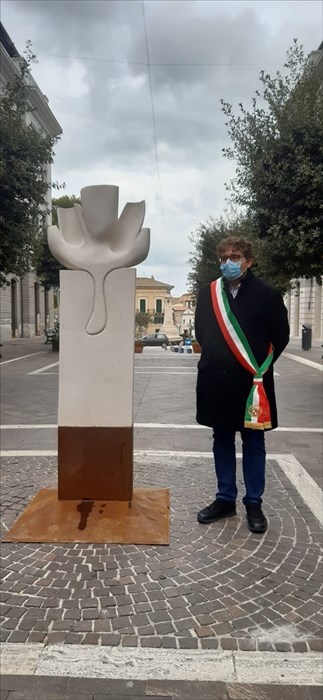 Per la giornata nazionale dell'albero in Corso Nuova Italia una scultura di Giuseppe Colangelo