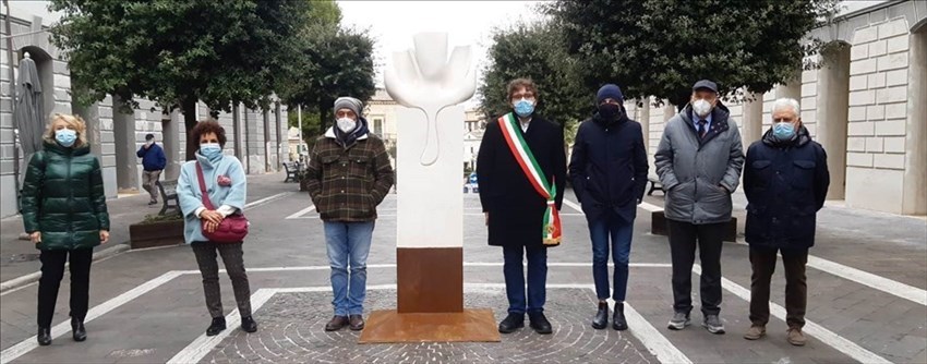 Per la giornata nazionale dell'albero in Corso Nuova Italia una scultura di Giuseppe Colangelo