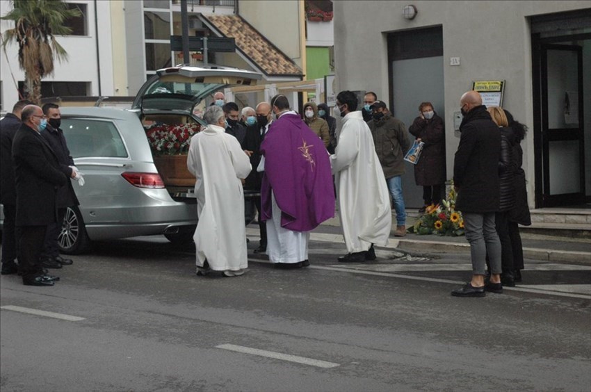 Dolore e commozione per l'addio a Nicola Di Biase, il 59enne morto dopo una caduta in un cantiere