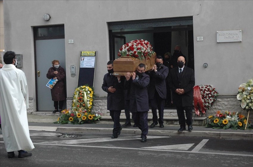 Dolore e commozione per l'addio a Nicola Di Biase, il 59enne morto dopo una caduta in un cantiere