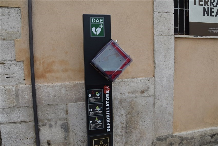 Quarto defibrillatore a uso pubblico in piazza Duomo