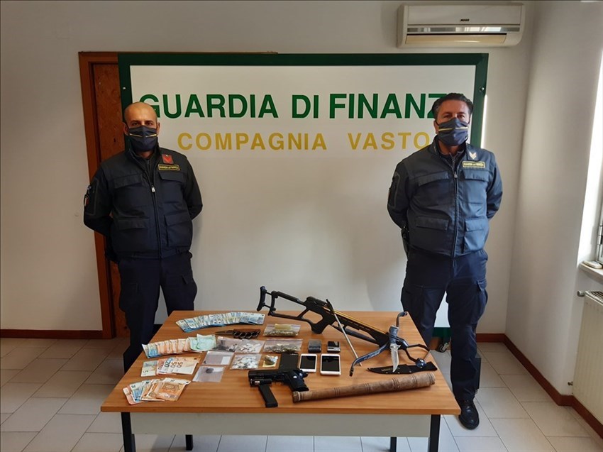 Sequestrata droga, armi e denaro in una villa di San Salvo: arrestati 2 albanesi e 1 denunciato